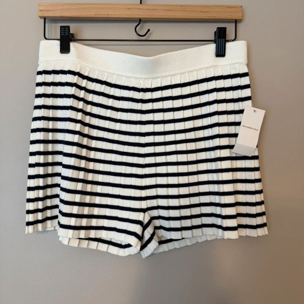 NWT Abercrombie & Fitch Pleated Knit Striped Shorts Small Cream Navy Breton